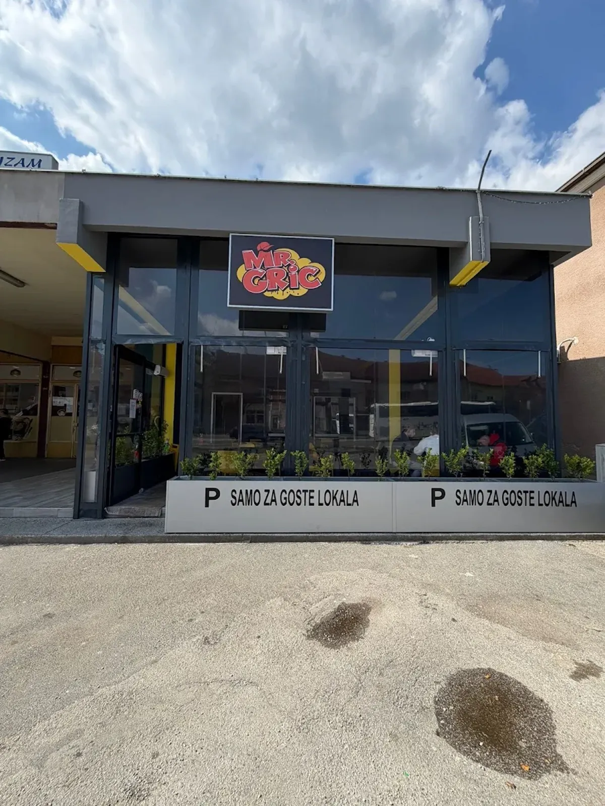 Svježe pripremljeni burgeri i ćevapi